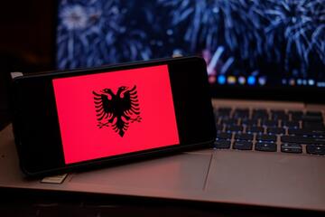 Albania: Social media platforms must protect media and public-interest accounts (Jambi - Shutterstock)