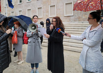 Investigative journalist Aurora Velaj during the protest (photo by Erisa Kryeziu - Citizens Channel)