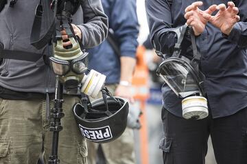 Reporters holding gas mask. Credits: Engin Akyurt via Pixabay