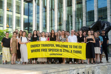 Activists from Greenpeace International and allies outside the courthouse in Amsterdam © Tengbeh Kamara / Greenpeace