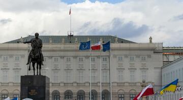 Warsaw, Poland, Presidential Palace © daily_creativity / Shutterstock