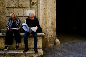 People read newspapers © Alexandros Michailidis/Shutterstock